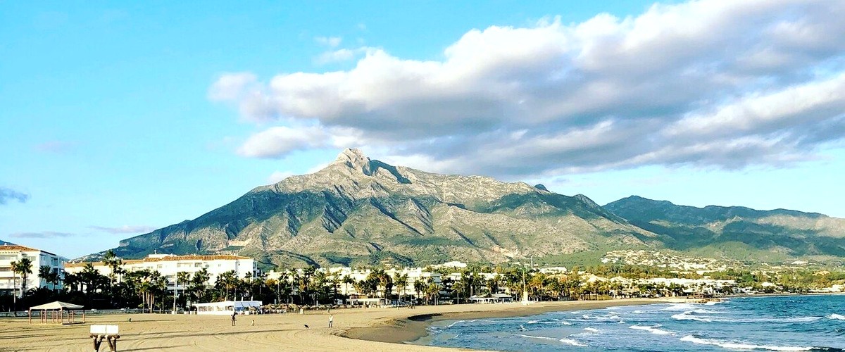 Senderistas subiendo La Concha en verano con sol y calor — riesgos y consejos de seguridad