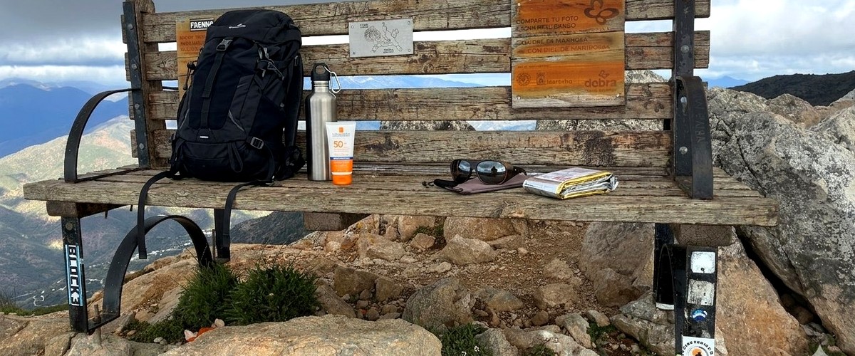 Equipo esencial para subir La Concha Marbella — mochila, calzado y agua para senderismo