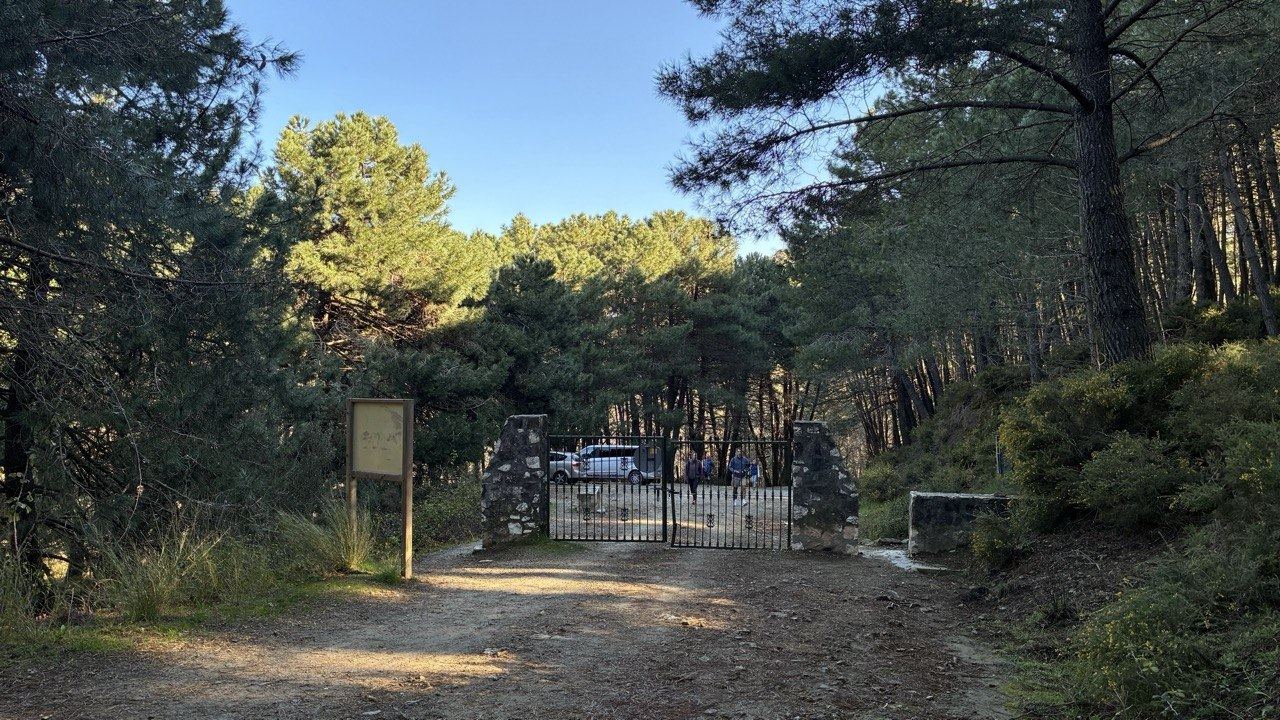 Second level of Refugio de Juanar car park before the gate of La Concha trail