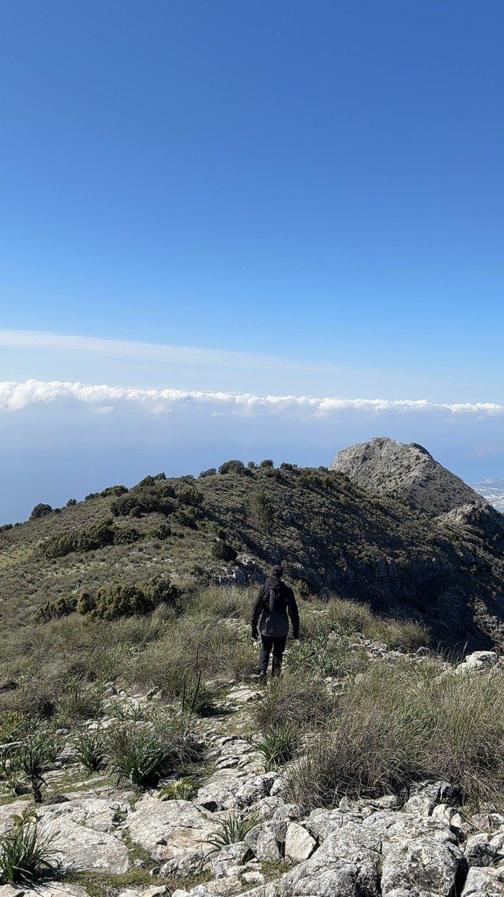 Senderista equipado caminando por la cresta de La Concha Marbella Sierra Blanca