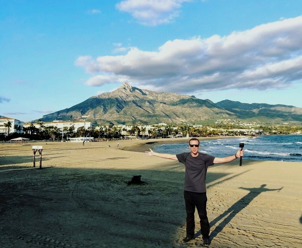 Diego Guerra señalando la cima de La Concha desde Marbella — guía local de senderismo